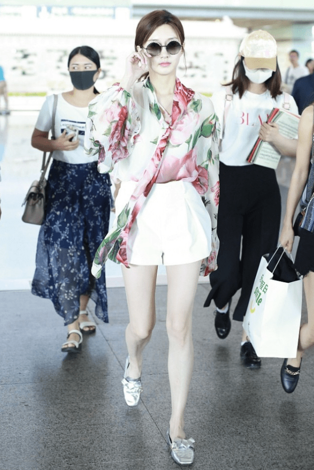 江疏影 江疏影的时尚感跟别人真不一样，穿衬衫都大红大绿又大花，好张扬