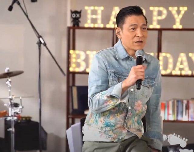 廓形 61岁刘德华终于出山!高调复出拍新剧,穿羽绒服戴帽子身材太年轻