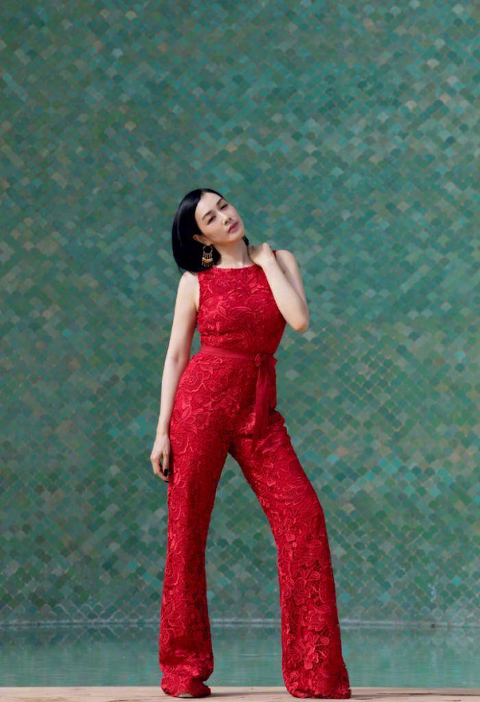 大腿 钟丽缇扮嫩简直了！穿露肩衬衫秀好身材，剪齐刘海何止年轻20岁