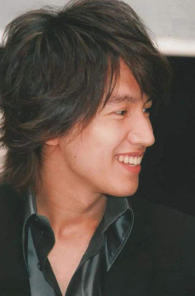 发型娱乐圈留长发最好看的5位男明星,个个五官硬朗,野性又帅气