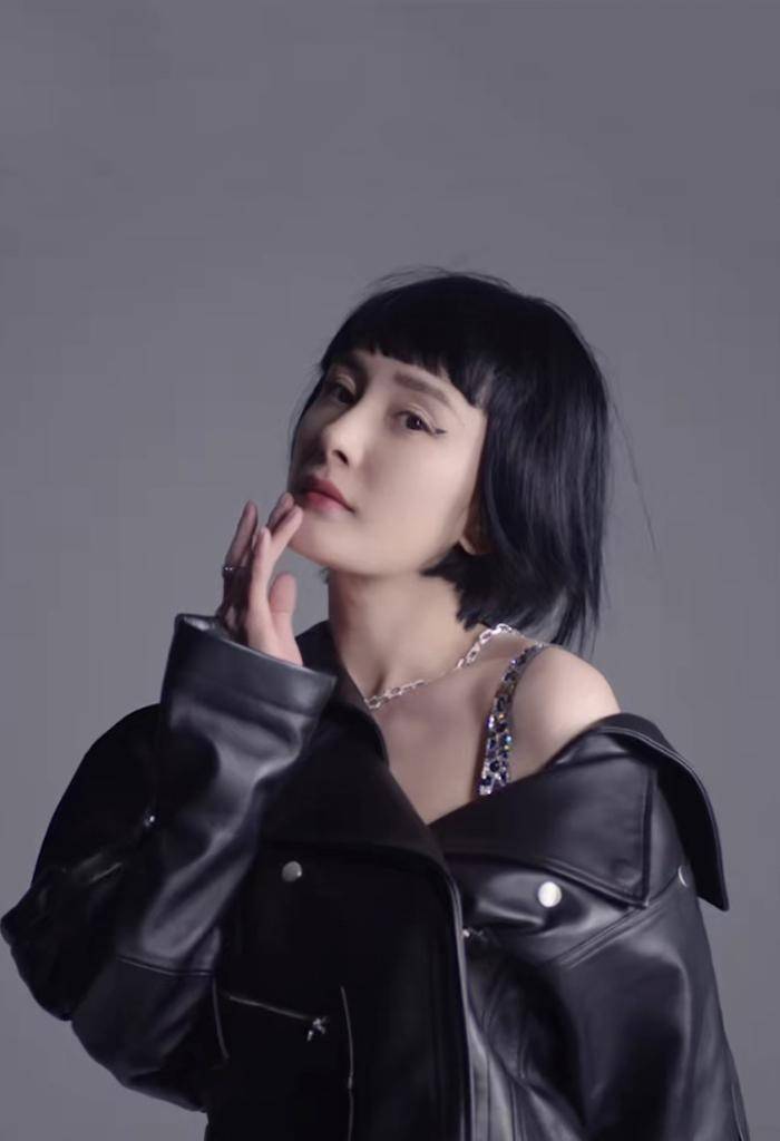 杨幂为凹造型真拼了十年长发变成波波头穿皮衣短裤性感又帅气