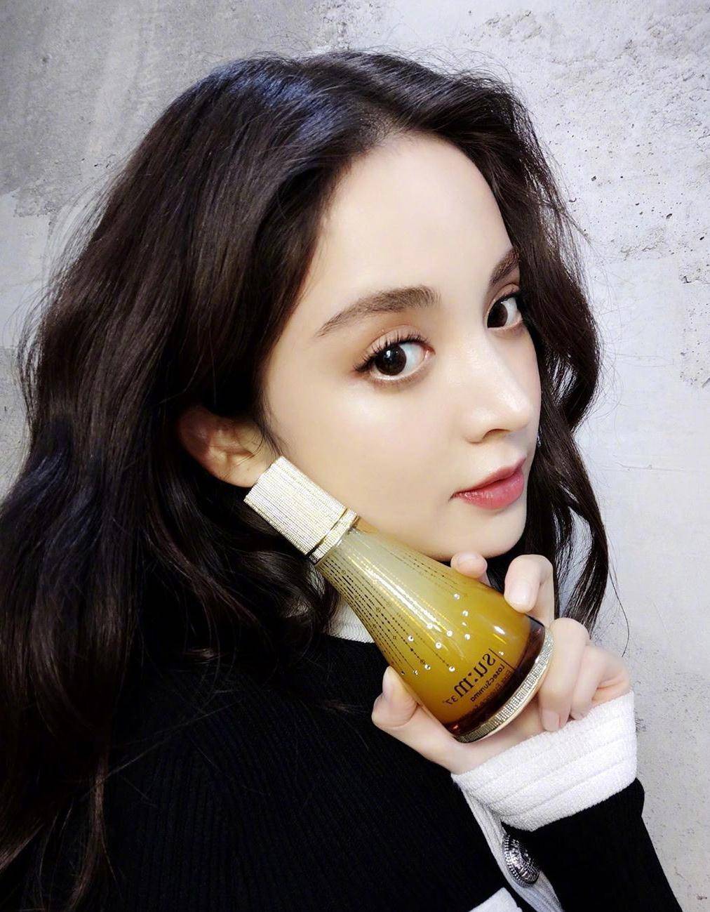 身材 24岁裴秀智和27岁古力娜扎,同穿黑白紧身裙,不是年轻就能赢