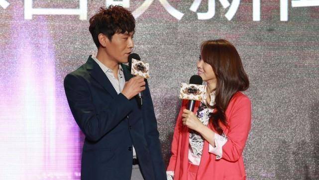 身材 伊能静在老公面前好依人,粉色风衣套装甜美温柔,气质真不赖