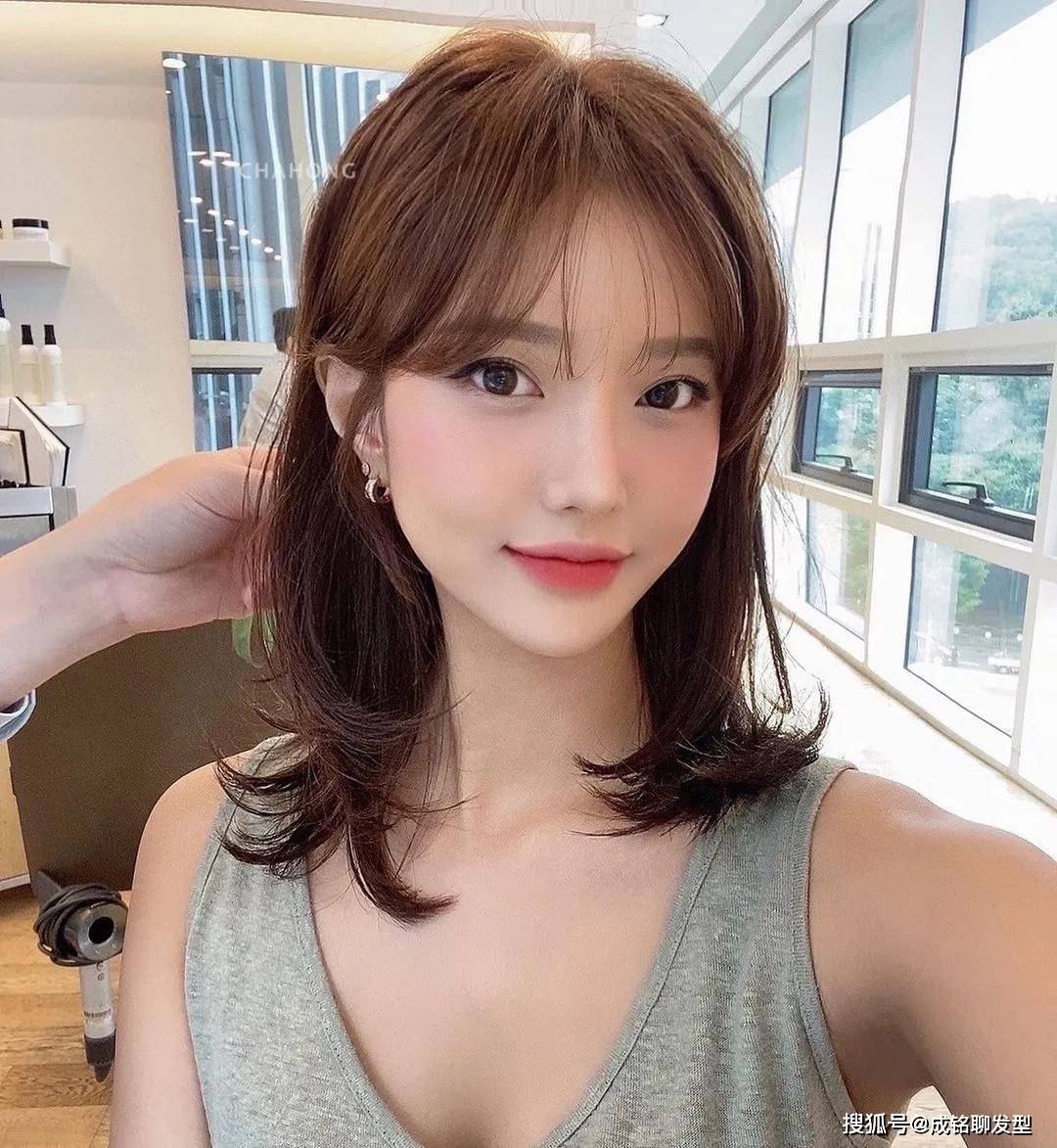发型只剪不烫又好看的中长发有哪些？简约时尚的锁骨发，好打理显脸小