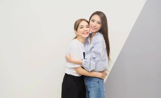 田馥甄 Hebe田馥甄久违露面!穿宝石蓝长裙肿得像孕妇,打扮臃肿太浪费身材