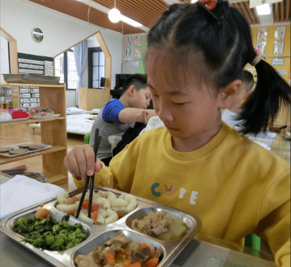 午餐|宝妈晒出幼儿园伙食，8元午餐引发热议，家长：不能光图便宜啊