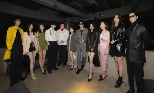 范足 Prada大合影亮点多!张子枫穿超短裙力压全场站C位,蔡徐坤巨星范足