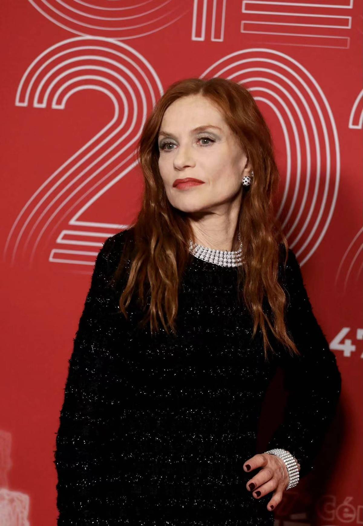 原创68岁于佩尔气质绝了一身黑裙现身颁奖礼网友是不是没弄头发