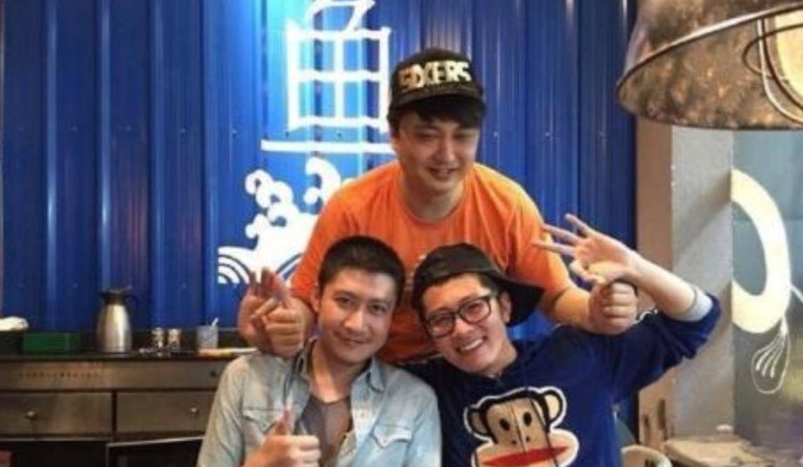 身在旅游城市厦门,再加上盛超过往的名声,相信他的生意是不错的.