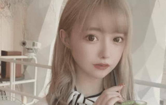 什么日本女孩花600万整成网红脸，看到整容前的照片后，网友：白瞎了