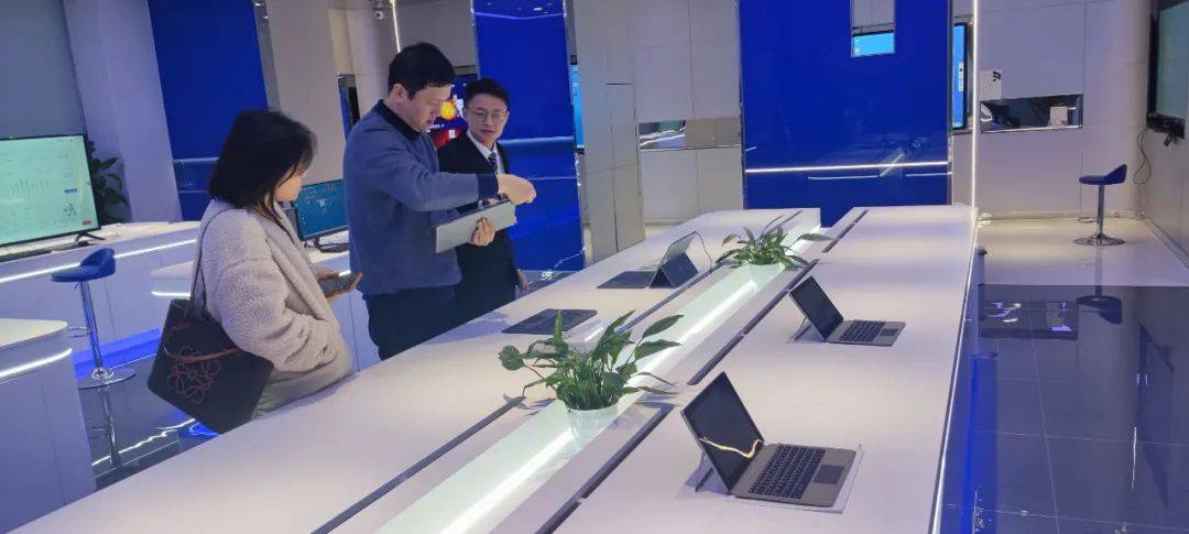 杭州余杭区人社局副局长励波与科技口莅临云针科技参观指导