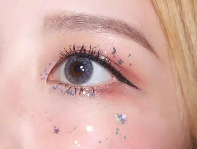 眼睛画不画眼妆，差别真的很大，秀智的樱花妆，宋祖儿的胭脂妆太迷人