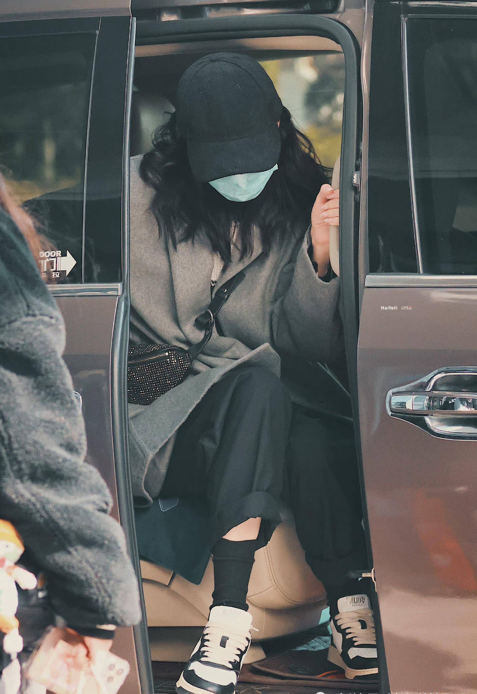 龚军 迪丽热巴久违走机场，穿灰色大衣细腿抢镜，浓眉大眼气质好干净