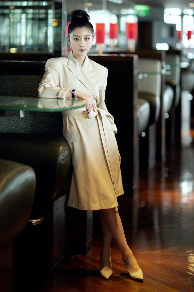 身材苗条 42岁殷桃吃了防腐剂,身材苗条似少女,穿衣品味更是靓丽时髦