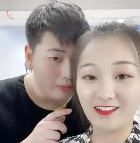 這兩年他的兒子朱小偉和兒媳陳亞楠結婚離婚的事情吵得沸沸揚揚,一度