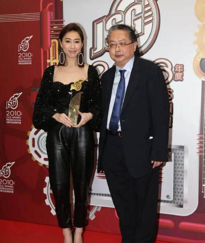 全靠胡定欣女人味全靠精修，生图肤色蜡黄脸油腻，不生娃也老了！