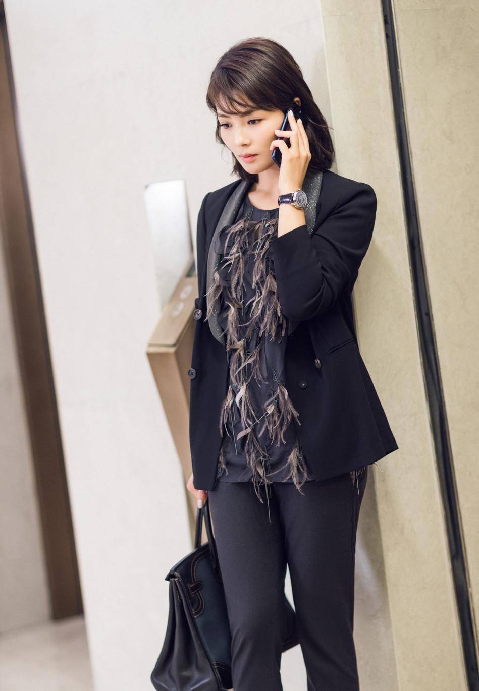 刘涛太有心机了,穿西装也不忘记系腰带,勒出"巴掌腰"确实惹眼_风格