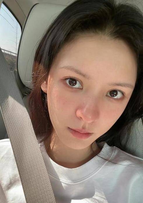 不得不说,张予曦这素颜状态是真的好,肌肤白皙有光泽,两边的脸颊处还