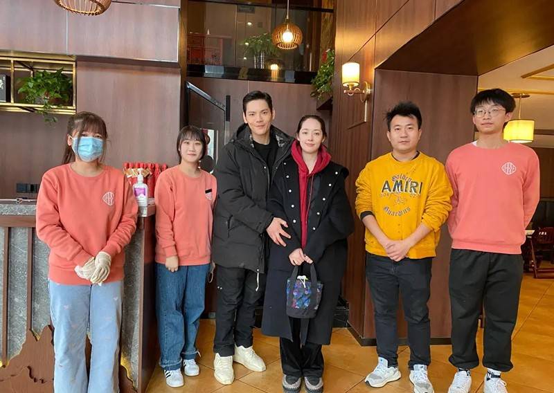 层次 郭碧婷一家用餐被偶遇,素颜穿着朴素似路人,发际线秃一块显沧桑