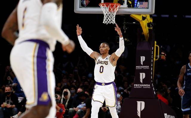 本赛季三双排行榜_NBA本赛季三双榜的前两位居然被一名中锋和一名后卫球员给占据了