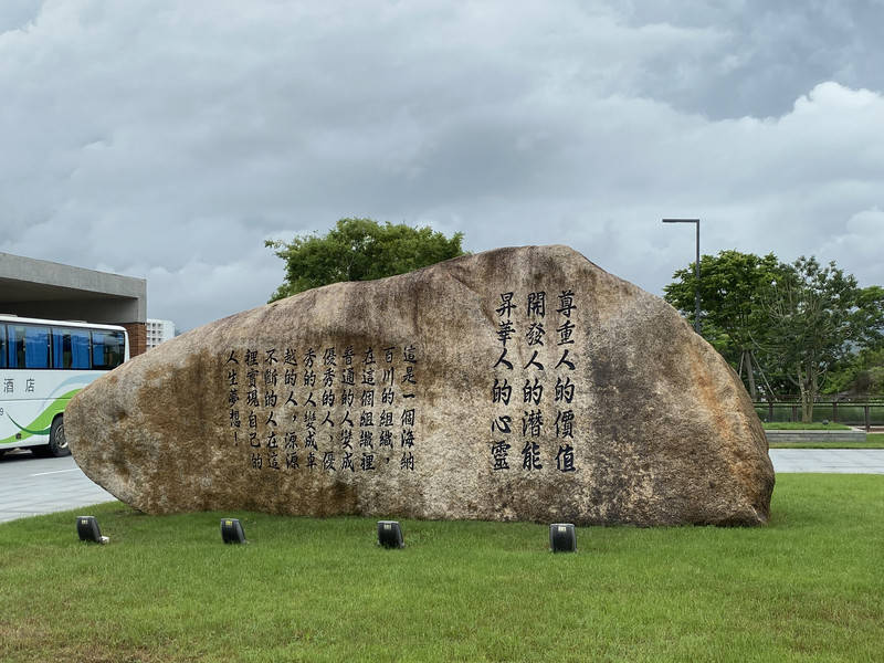 华润大学小径湾小区位于小径湾别墅区旁边,错落有致的红砖建筑,体现了