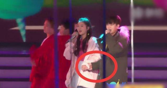 因为|任嘉伦与谭松韵同框,礼貌距离先抢镜,细节里展露已婚男士的素养