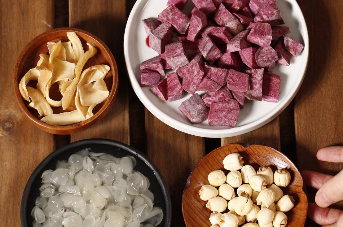 盛出小姨常喝这碗汤，富含胶原蛋白，养颜瘦身显年轻，40岁像20岁