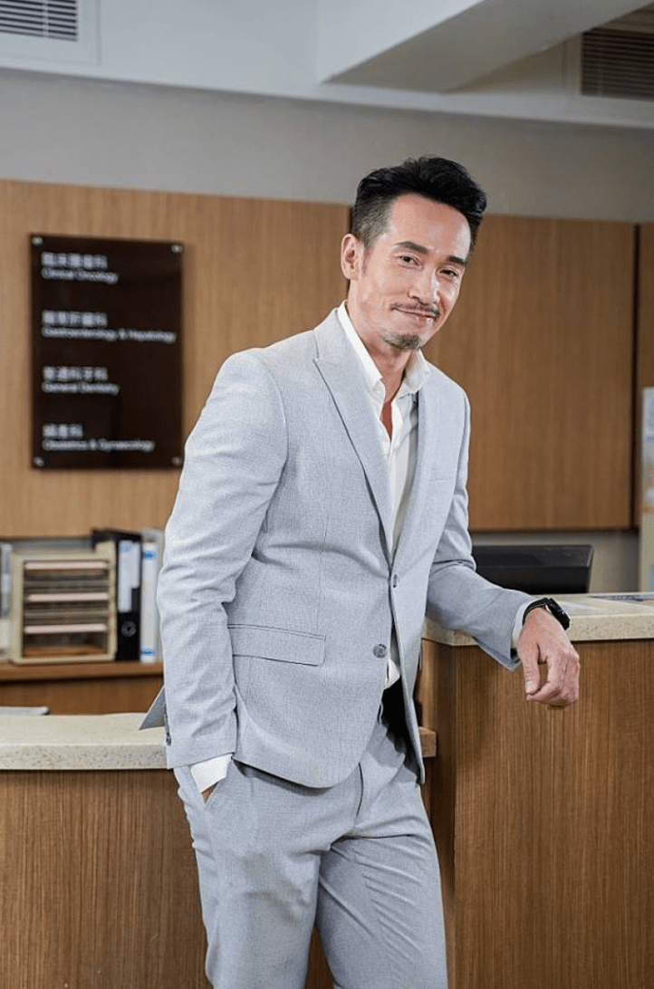 陈豪升级防疫措施,为儿子庆生也戴口罩,与妻子分房睡在露台吃饭