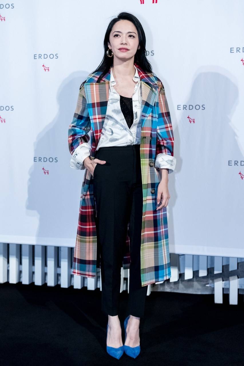 高跟鞋 真正有气质的女人，穿大衣从不搭配小白鞋，看看姚晨马伊琍就懂了