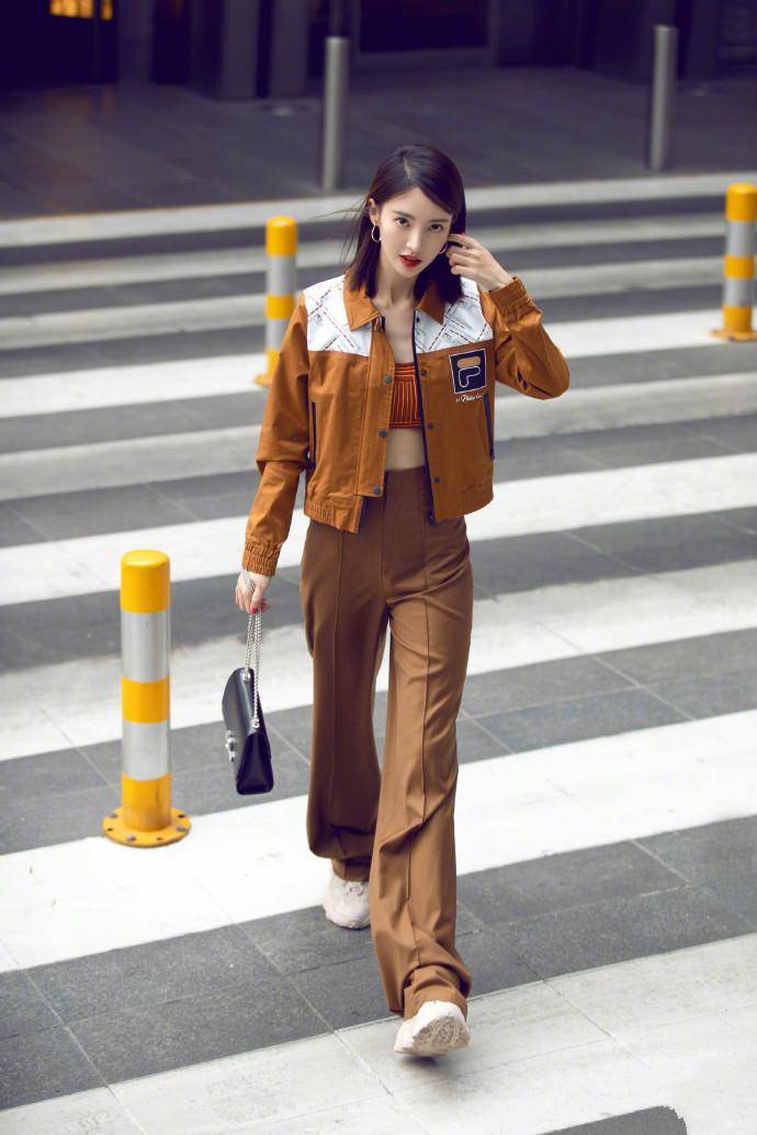 内衣 金晨穿衣真大胆,西装内直接穿胸衣,不仅不丑,还特别性感高级