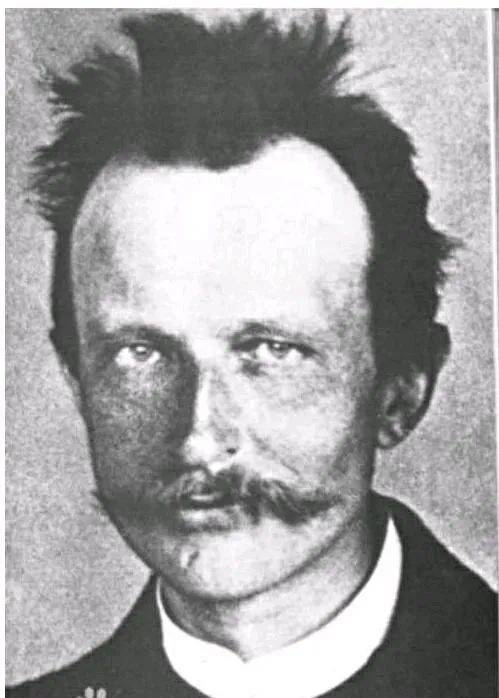 日渐后退的发际线,凌乱的发型,邋遢的胡子,一看就是一个沉迷于科学