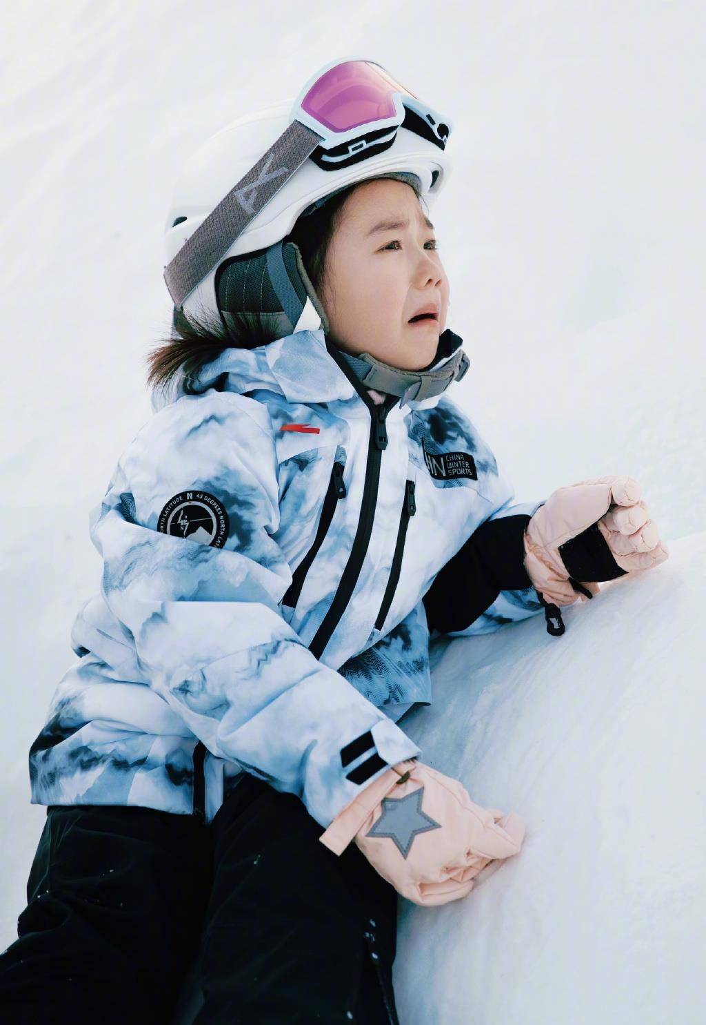 漂亮|董璇晒与女儿美人鱼照,手牵手游泳超有爱,小酒窝水中翻转360度