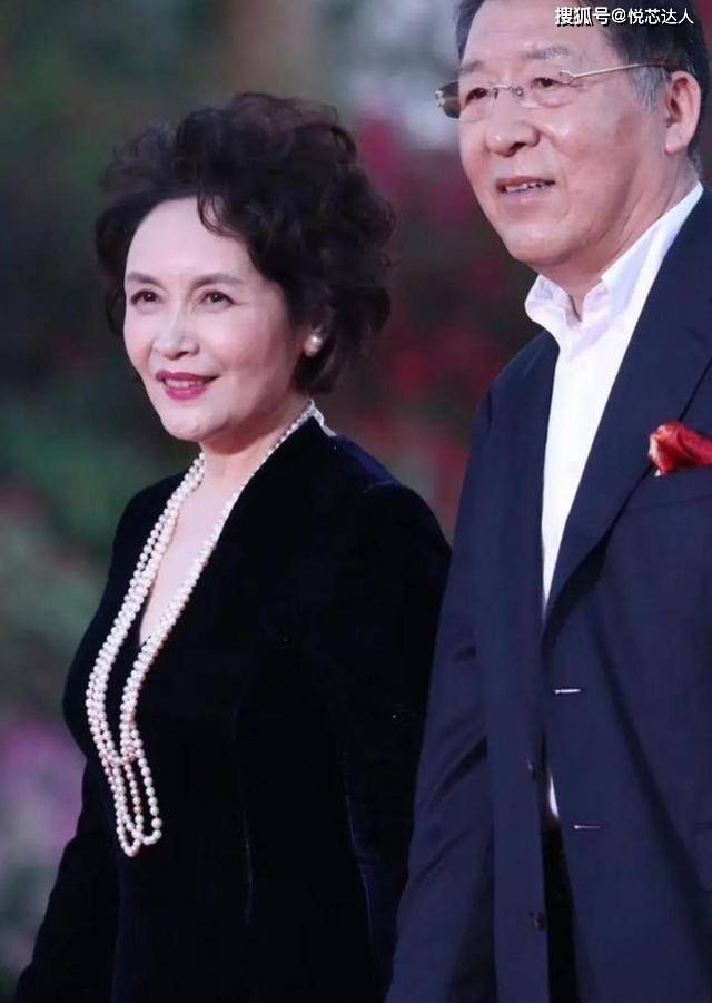 晓英 宋晓英越老越洋气，穿黑裙涂红唇还挂3条珍珠项链，美成优雅贵妇