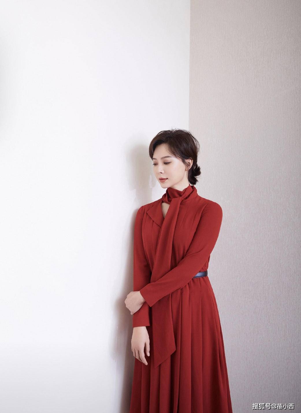 颜色 “陈数”的私服太高级了，穿军绿色大衣走机场，40+女人可照搬