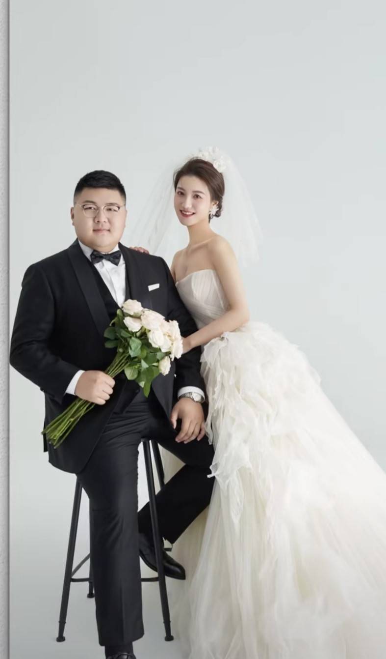 何钰欣的身份背景猴哥在视频里没有明确说过,但是从一些细节中不难