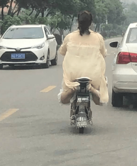 这是什么骑车新姿势