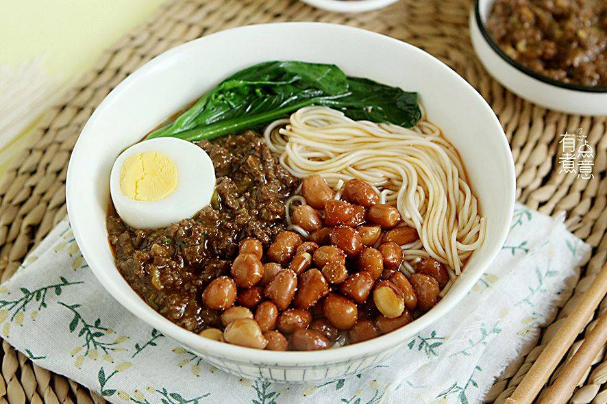 水开下面,面条在沸水里翻滚,就像龙在云层里欢腾,二月二吃面条,老人称