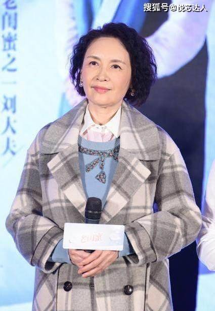 晓英 宋晓英越老越洋气，穿黑裙涂红唇还挂3条珍珠项链，美成优雅贵妇