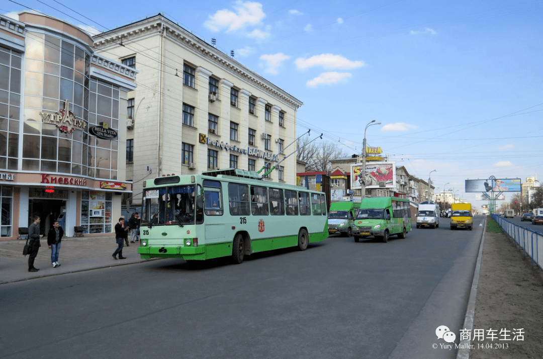 战火纷飞乌东顿巴斯地区卢甘斯克的无轨电车系统