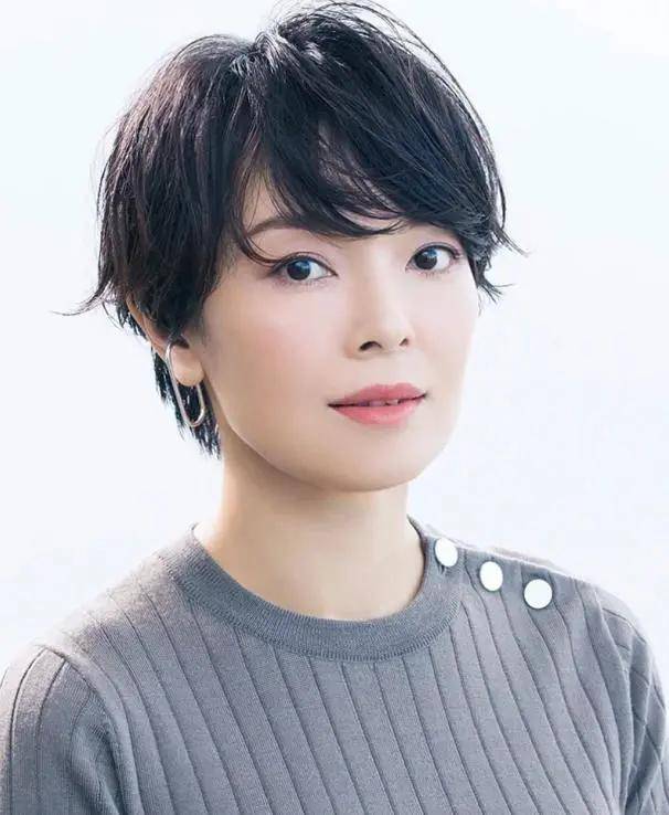 卷发过了50岁别烫小卷了，显老！学日本女人烫“空气卷”，时髦又减龄