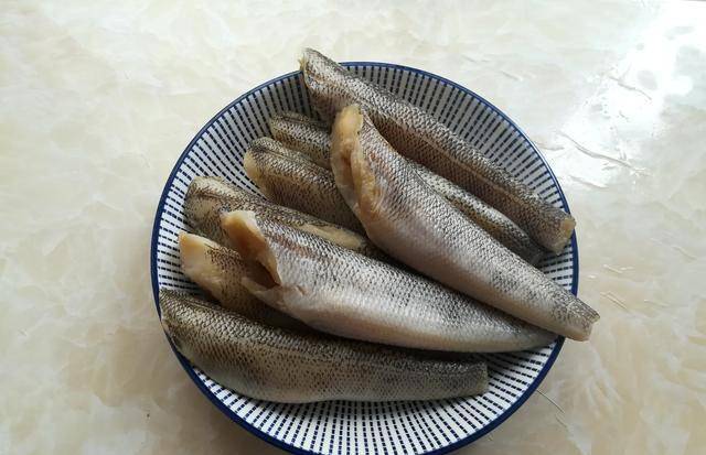 平时在超市里经常能看到6元一斤的南极冰鱼,很少有人买.