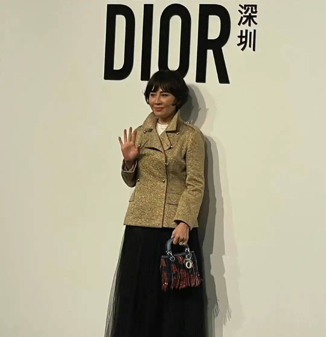 皮肤刘嘉玲真实的素颜，皮肤黑又有皱纹，但气质比很多人都高贵优雅！