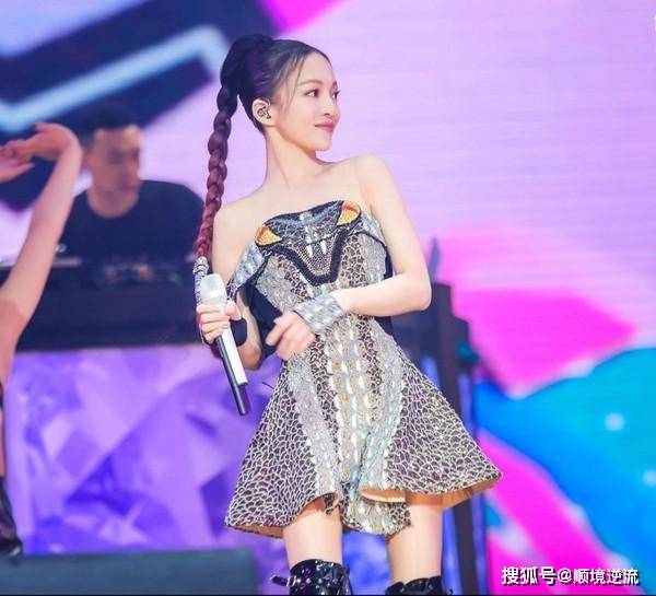 发型蔡依林与张韶涵梳同款麻花辫,同样不到160身高,气场完全不同