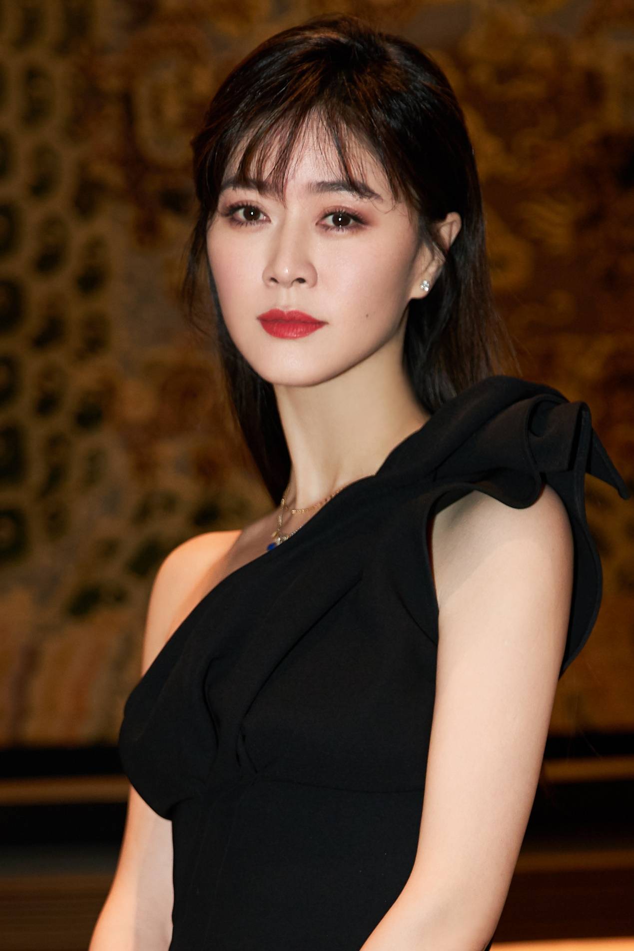 大腿 被田海蓉的好身材圈粉了，穿斜肩礼裙拉链开到大腿上，太显凹凸感