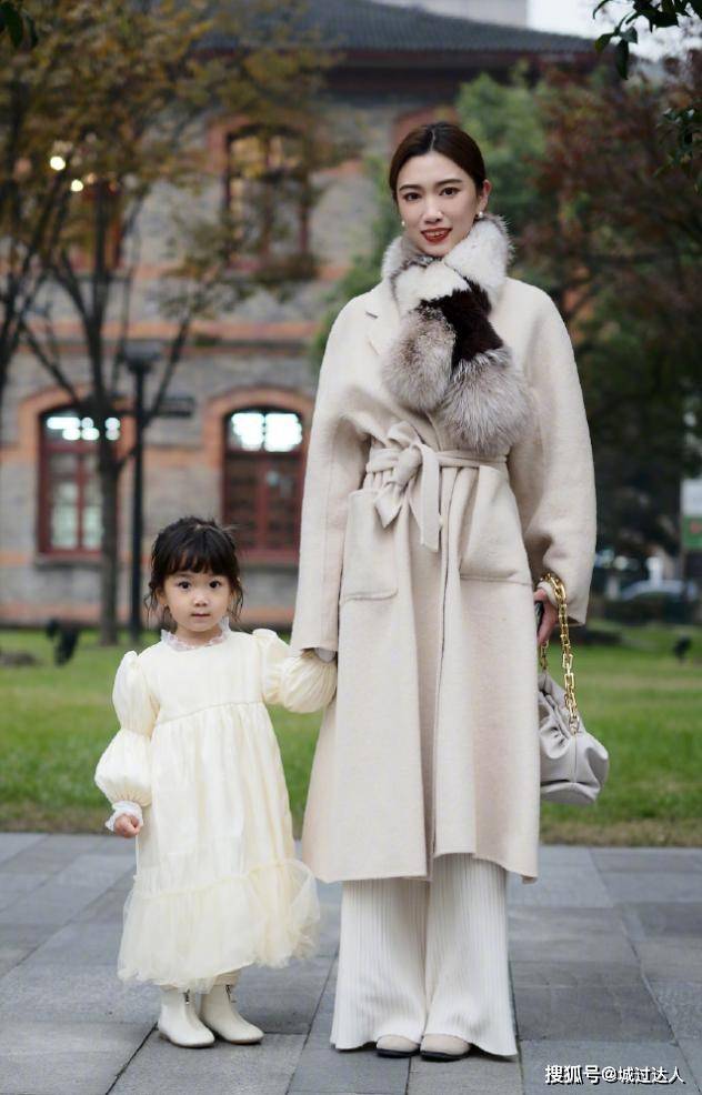 眼光 杭州辣妈眼光真棒，和女儿穿亲子装出门好时髦，每一套都值得借鉴