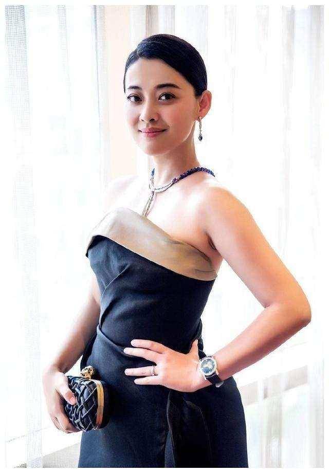 梅婷逃不开中年发福,穿裹身裙遮不住圆润身材,衣服配色也挺显老_颜色