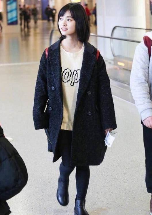 黑色 名门泽佳：沈月到底有多高？路人镜头暴露真相，网友：一米三既视感效果