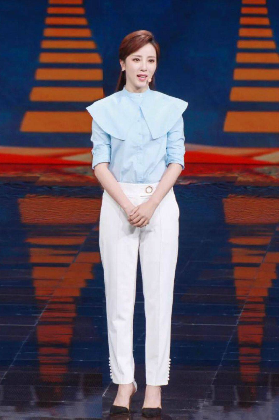 自律 自律的女人真美!李思思晒健身照双腿纤细,脚上1700元袜子抢镜