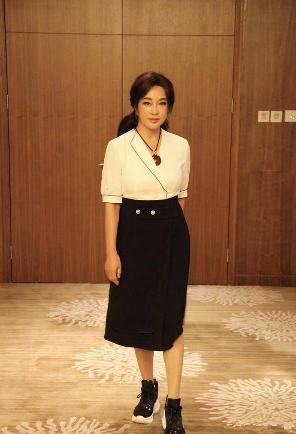 皱纹 刘晓庆机场无修图流出！眼角皱纹明显老态，但穿衣是真的时髦！