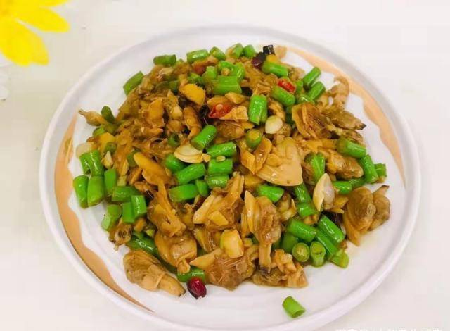 豇豆炒花甲肉 做法与步骤 豇豆非常脆爽 花甲肉非常肉质鲜美 胃口 料酒 食用油